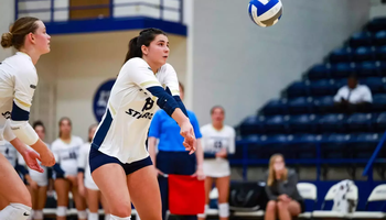 Eirini Glynou playing volleyball