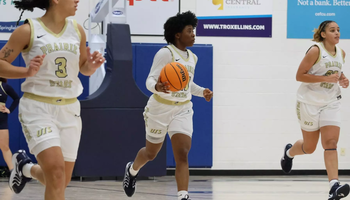 Saharra Murphy playing basketball