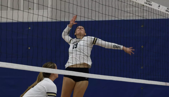 Makenna Cox playing volleyball