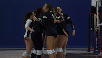 UIS Volleyball team in huddle