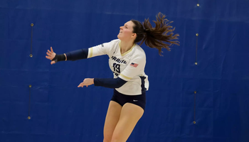 Makenna Cox playing volleyball