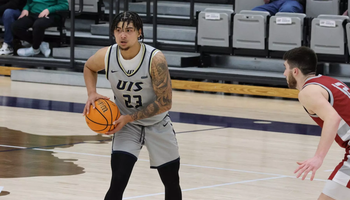 Tye Banks playing basketball