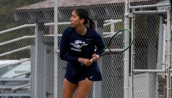 Cristina Mendoza Romero playing tennis in UIS blue