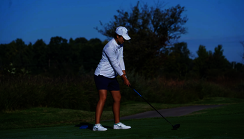 Valentina Torralba golfing in UIS white and blue