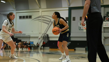 Kayla Rice playing basketball against Missouri S&T