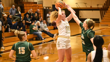 Sydney Moss playing basketball