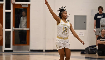 Emari Doby playing basketballl