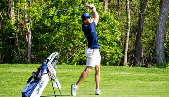 Vilgot Arleback playing golf in blue UIS polo