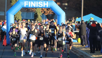 Participants running at the UIS-BOS turkey trot