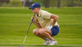 Elaine Grant preparing for a putt