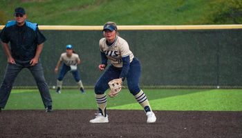 Olivia DeLuca playing second base