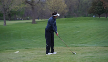 Sara Prieto golfing