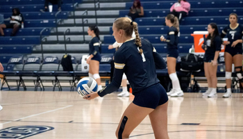 Maddie Mendelblatt serving