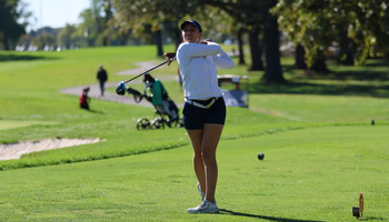 Sara Prieto golfing