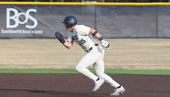 Ty Hollandsworth running to second base