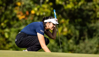 Sara Prieto prepares to putt