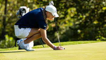 Elaine Grant places tee