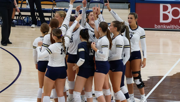 UIS volleyball team huddle
