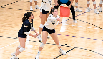 Makenna Cox playing volleyball
