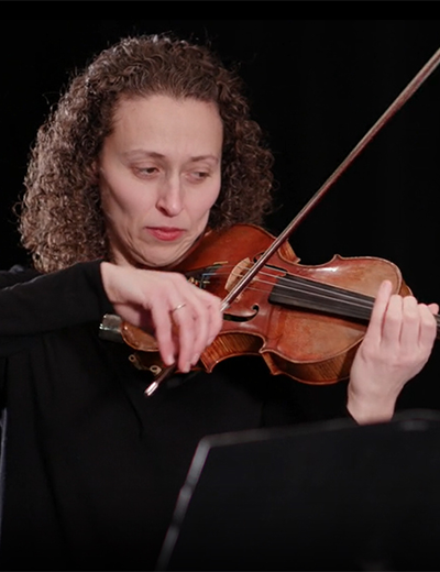 Yona Stamatis playing a violin