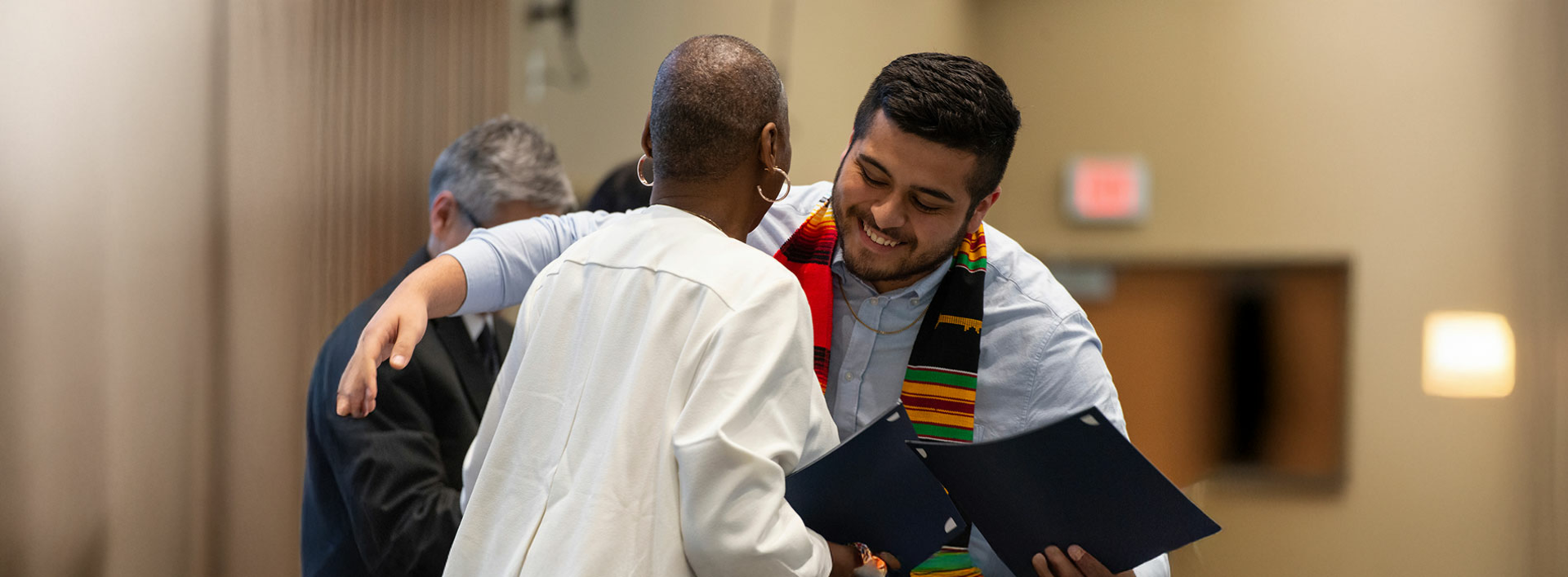 Estudiante latino recibiendo su diploma